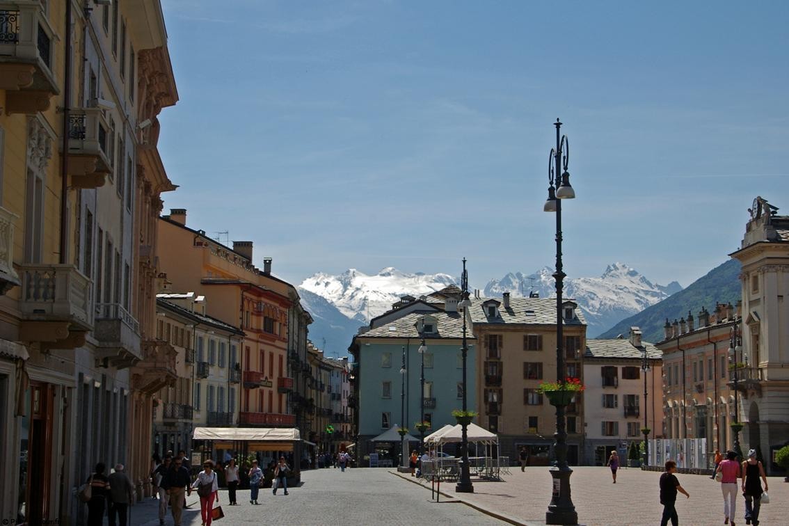 Aosta : Retour skis aux pieds à Pont, puis en véhicule sur Aosta, pour assurer le retour en train de Bruno Aosta - Torino - Paris. Aoste, gardée par la testa del Ruitor (notamment). Les habitants ne s'en rendent + compte???