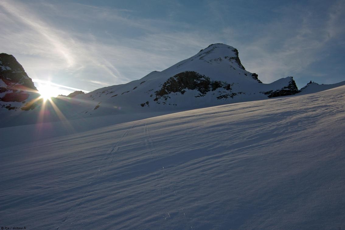 Soleil sur col du GP : Col du Grand Paradis par lequel le soleil apparaît