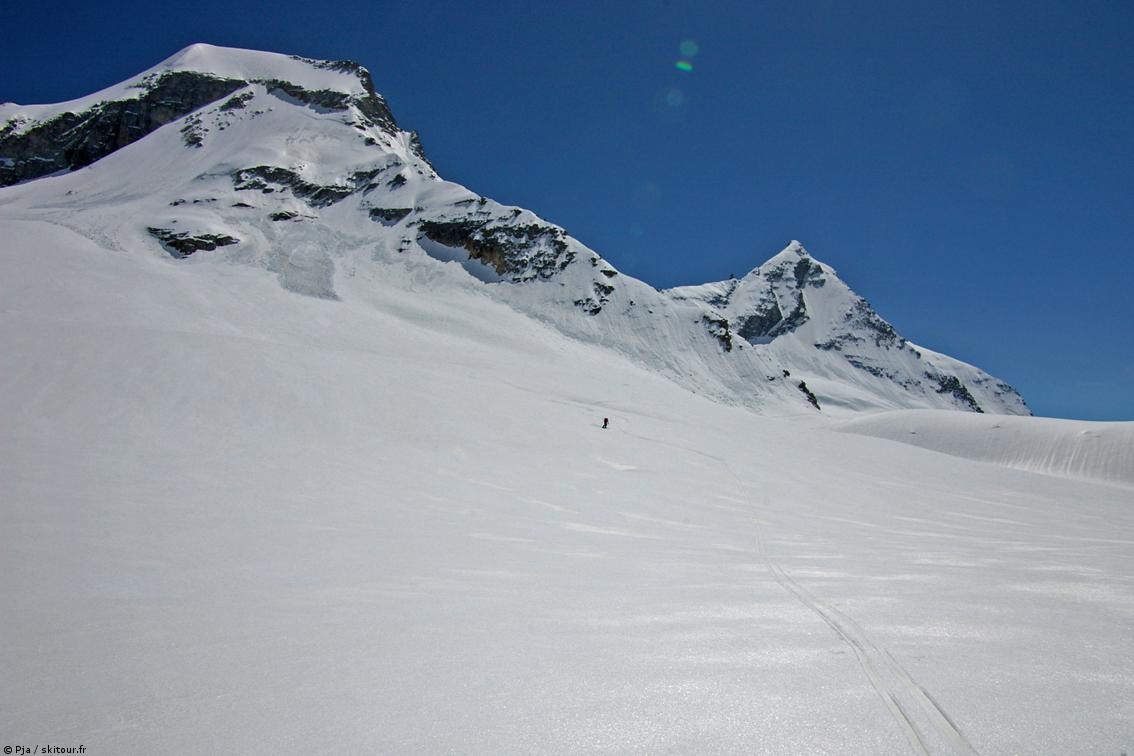 Sur le glacier de Montcorvé : Bel enneigement du glacier et des sommets du Ciarforon et de la Becca di Monciar