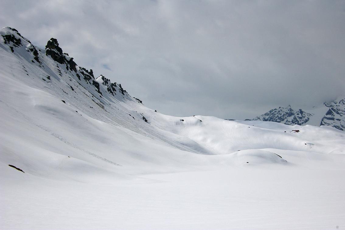 Col du Nivolet : Cherchez le refuge Chivasso, enfoui sous la neige de son toit.