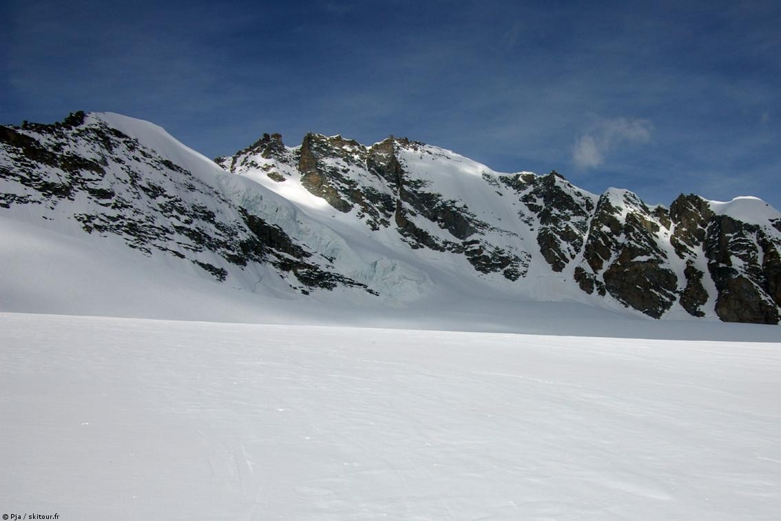 V 22/05 La Tribolazione : Passé le Colle di Valnontey, la descente sous la face N de la Testa di Tribolazione donne accès au haut plateau glaciaire, situé au dessus de 3500.