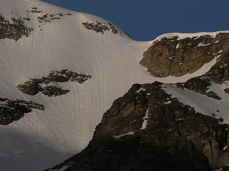 col d'Ambin : le col au dessus du glacier d'ambin, vu depuis la montée, avec nos traces de la veille ;-)