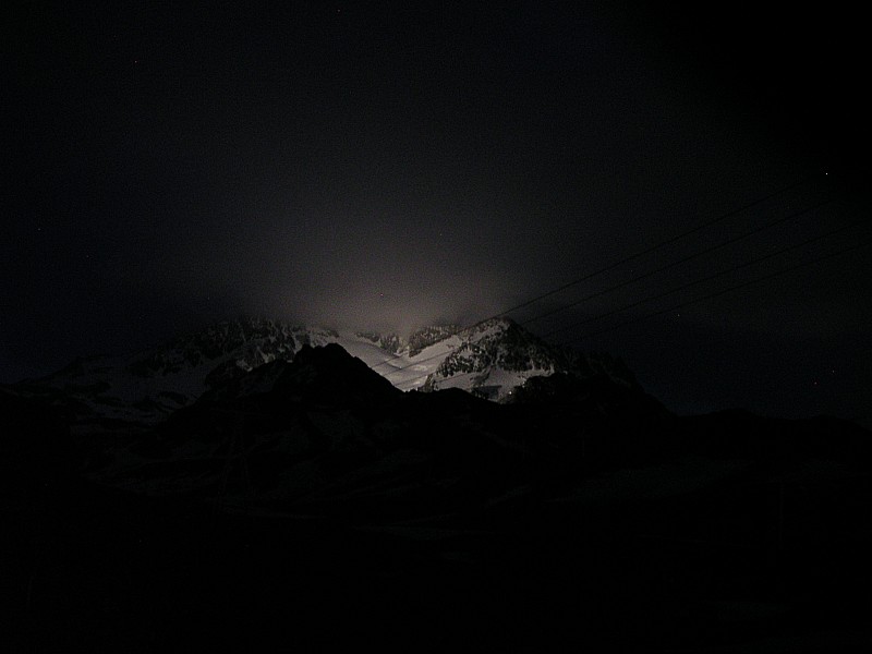 Aiguille de Péclet de nuit : On pense que la luminosité est due au reflet de la nuit sur le glacier de Péclet... Très impressionnant en tout cas...