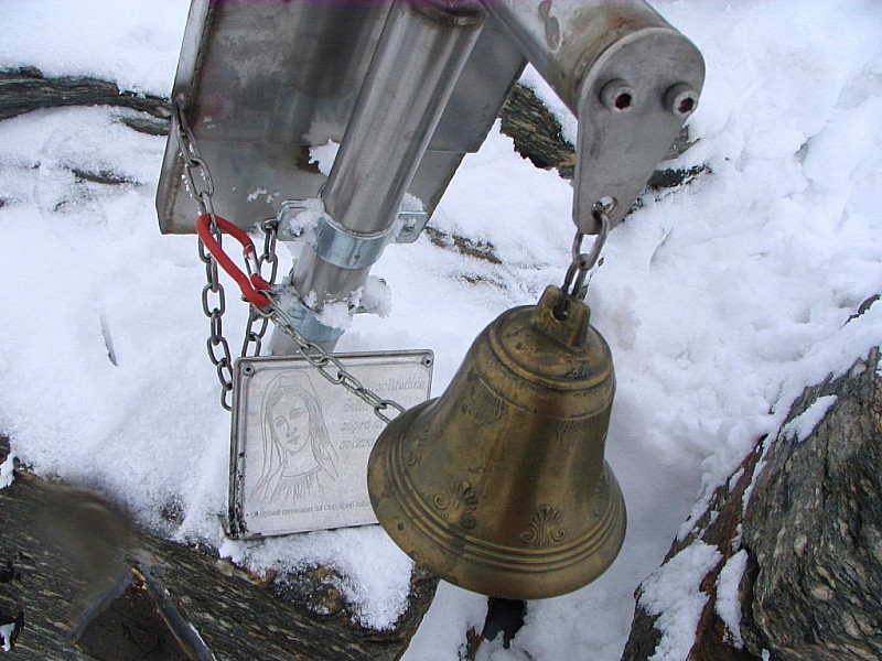 Sommet du Mont Roc : On se demande à quoi sert la cloche... Quelqu'un a une idée?