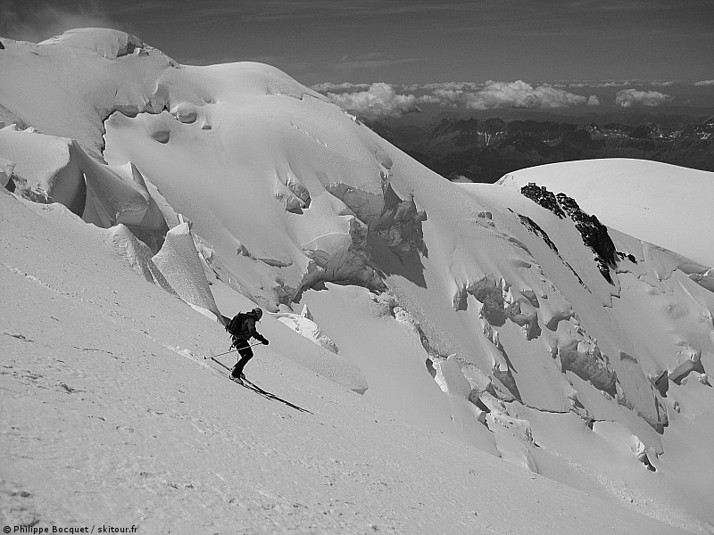 Face nord Mont Blanc : Xavier dans la face : en arrière plan l'arrête des bosses et le refuge Vallot