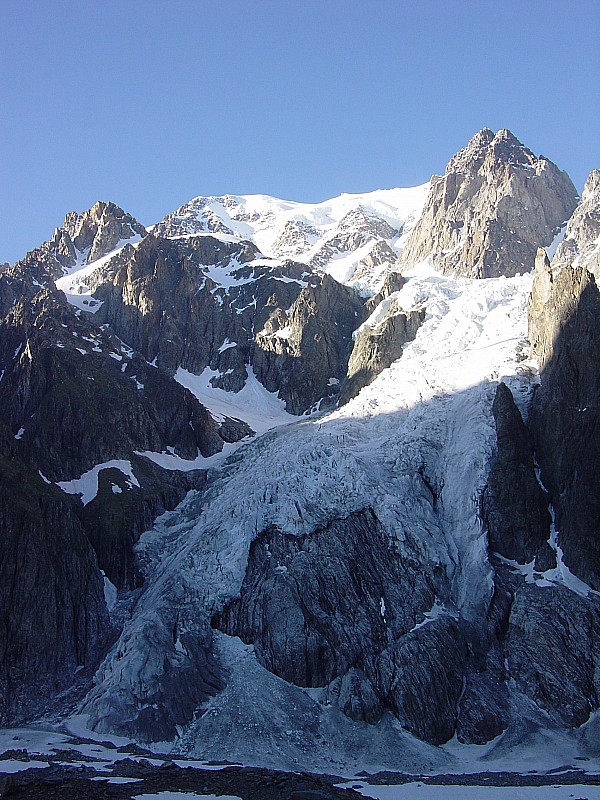 la face vue du bas : et la Glacier du Mont Blanc tout aussi sec que celui du Dôme plus à gauche