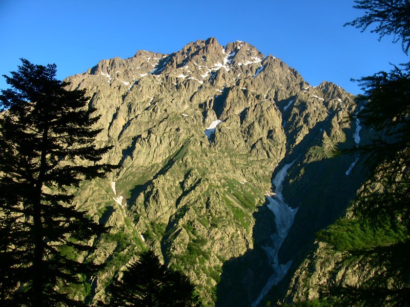 Le Monte Matto : Majestueuse sa face SE de 1800m de haut !