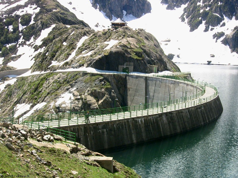 Passage du barrage : Sur la digue