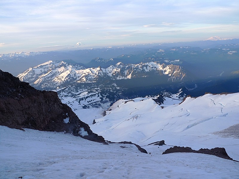 Dans le doigt : Dans le couloir. Au loin,  Adams à gauche et Mount Saint Helens à droite