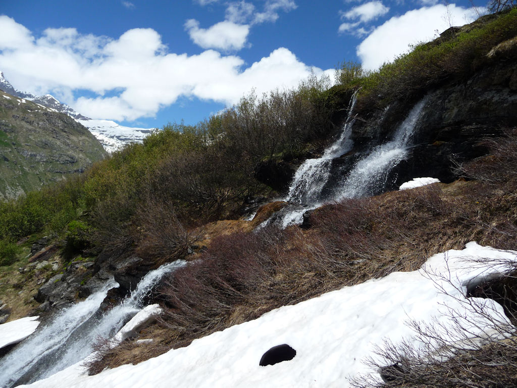 Beaucoup d'eau. : Le bas de l'itinéraire ne sera bientôt plus praticable à ski.