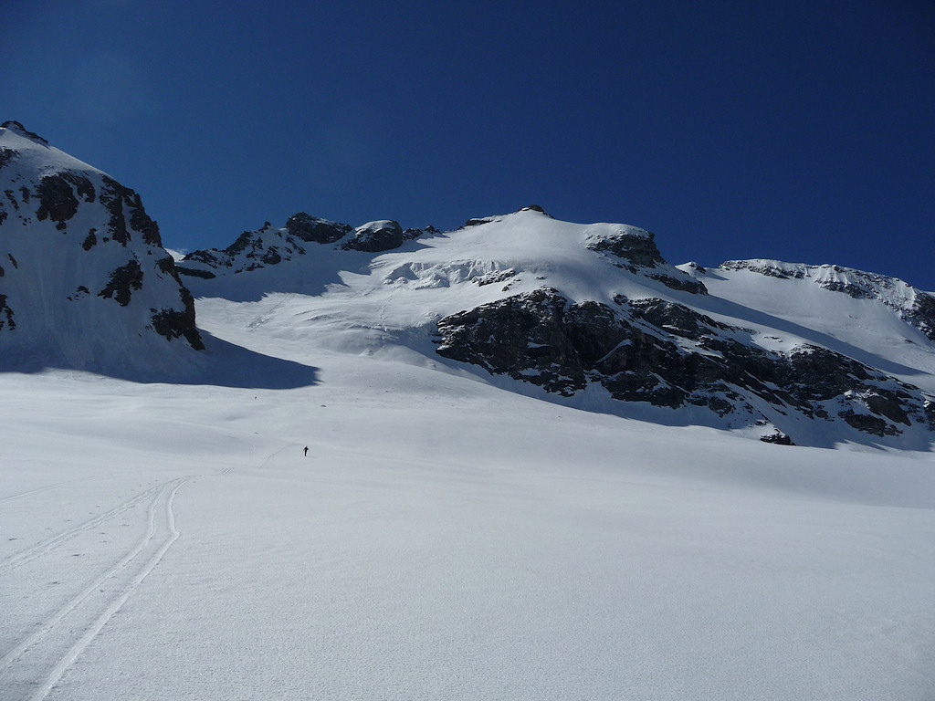Approche du pied de la face : Neige superbe qui se révèlera excellente à la descente.