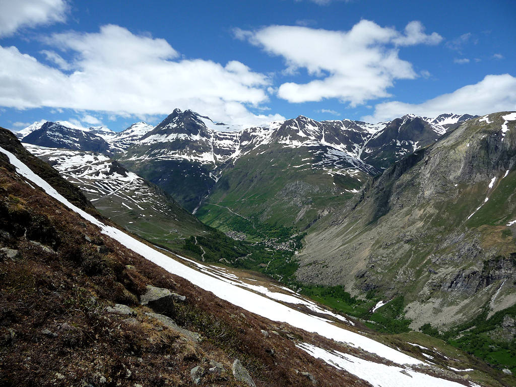 Dans la plongée vers la vallée : Des langues de neiges permettent de descendre jusqu'à 2100 m