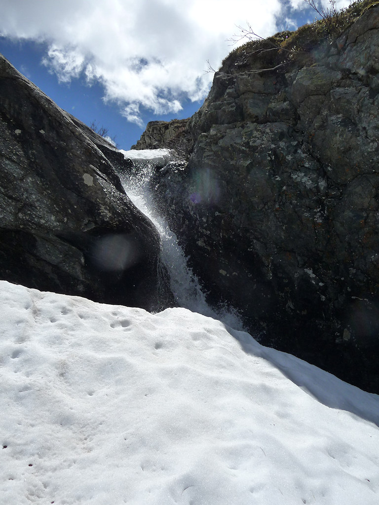 Déchaussage nécessaire : Un seul déchaussage pour éviter cette cascade sur le ruisseau du Picherse.