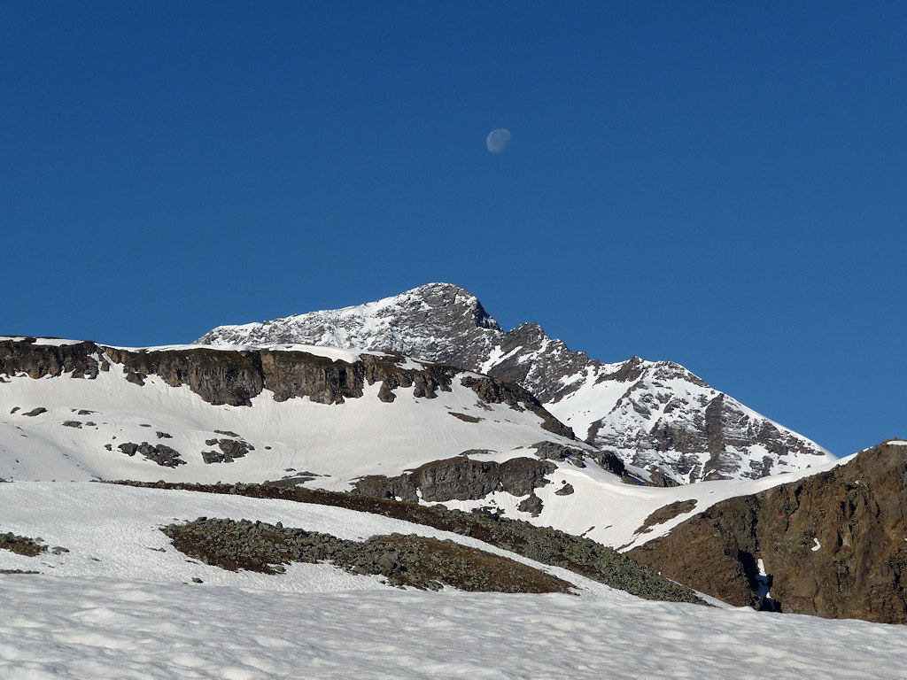 Le Pic Regaud : La lune encore présente.