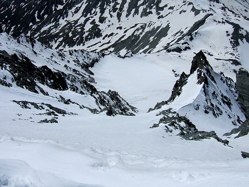 couloir Central : de l'arête sommitale le couloir Central à gauche et le haut de la branche droite du couloir Septentrional à droite