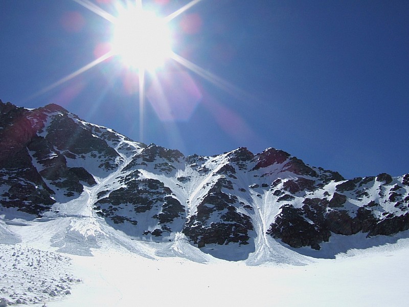 couloir d'Hanibal : le bas du couloir d'Hannibal est à gauche . Il a été balayé par des purges. En plus il y aune rimaye