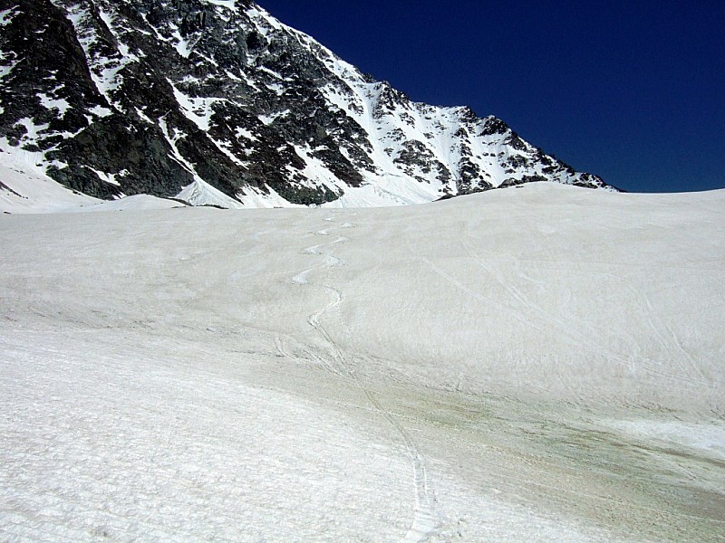 couloir Central : au dessous du couloir, bon ski sur la neige de névé