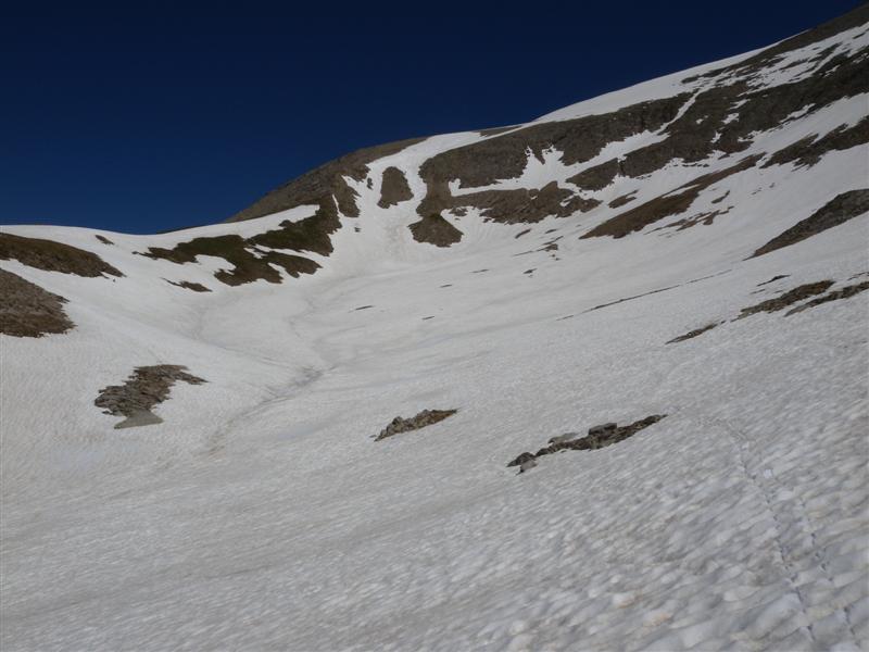 Cimet : versant Sud du Cimet, encore sympa à skier (les 2 langues de neige à gauche sont à ~35°)