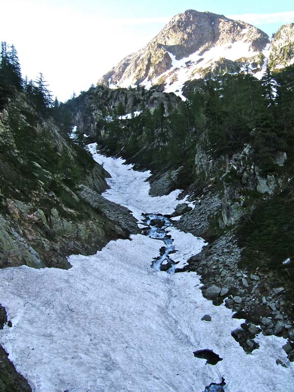 Valcuca et Valasco : Départ à ski dans le Val Morta, petit portage de 20m, il y a beaucoup moins de neige que dans le vallon de la Balme Ghilié. C'est la fin!