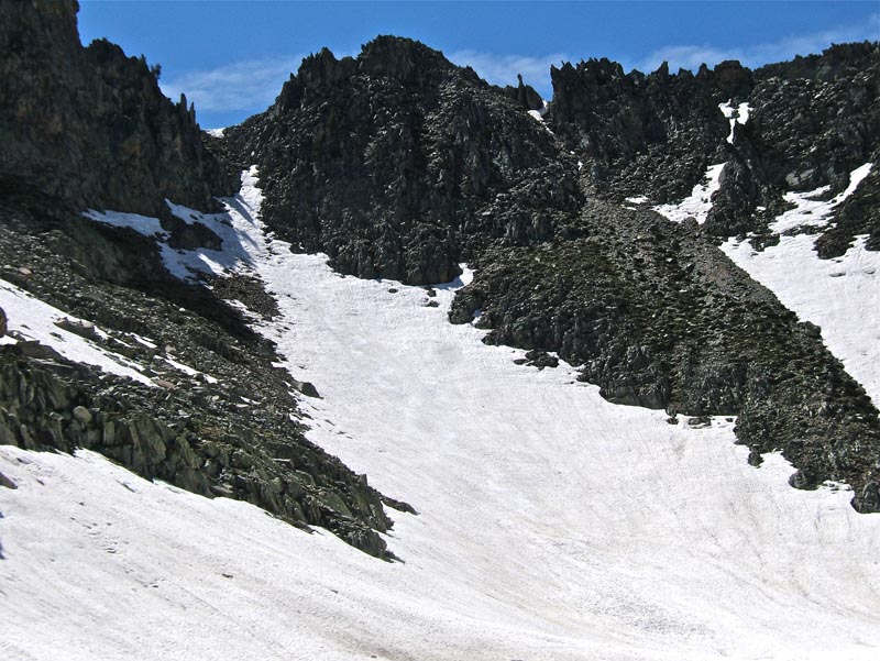 Valcuca et Valasco : Descente de la Brêche que j'ai choisi, portage sur une 10ène de m, puis descente en escalier sur 10m vue  que la langue de neige ne faisait que la longueur des skis en largeur.