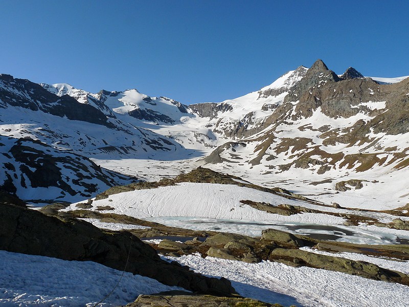 Cirque des Evettes : Arrivée à 2500m, on découvre l'ampleur de cirque, et la distance vers l'obj. initial...