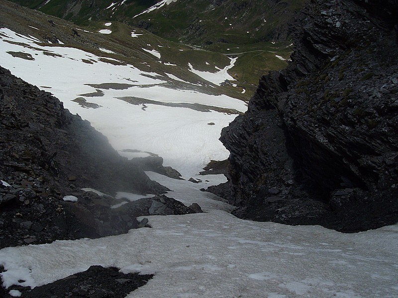 Quand on cherche, on trouve : On trouve encore de jolis couloirs à skier. Ici en descendant sur le Pont de l'Oulietta