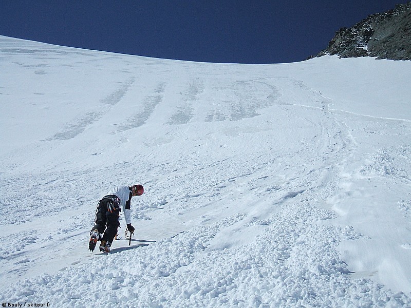 En avant : pour récupérer le ski qui est planté la haut. Avec la glace visible suite aux coulées déclenchées en descendant.