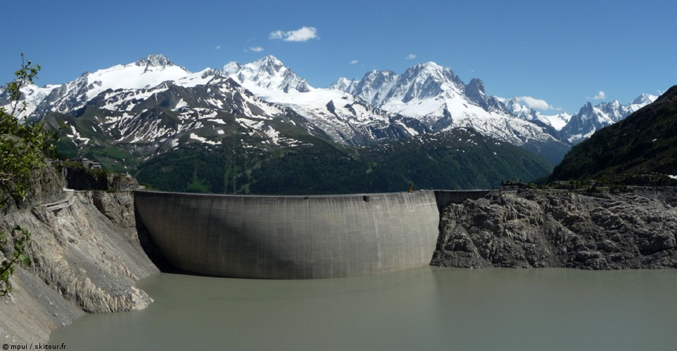 Emosson : Bel enneigement sur le massif ce 13 juin 2009, la paire Stéphane Brosse Pierre Tardivel seront ce même jour dans le Nant Blanc