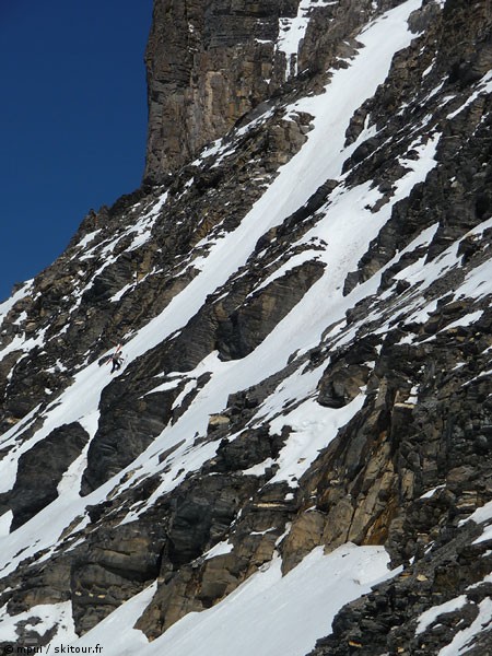 Couloir de droite : Déjà un peu tard pour la montée (9h30) Photo Isa