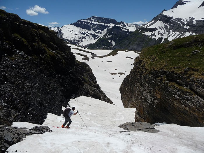 La gorge bis : La gorge et, au fond, la Pointe de Finive