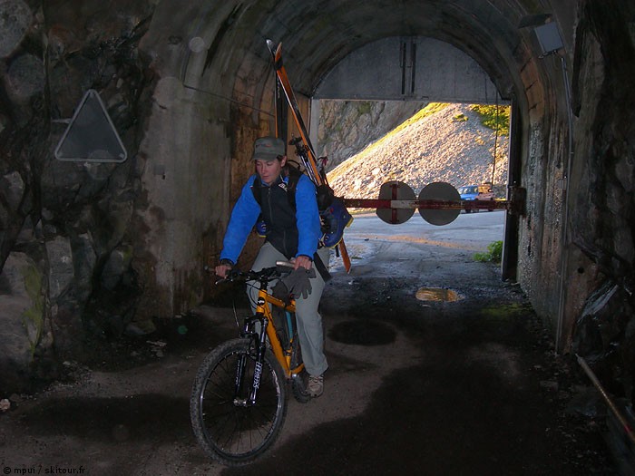 Tunnel Emosson : Après bien des hésitations: mais ou est la neige ?