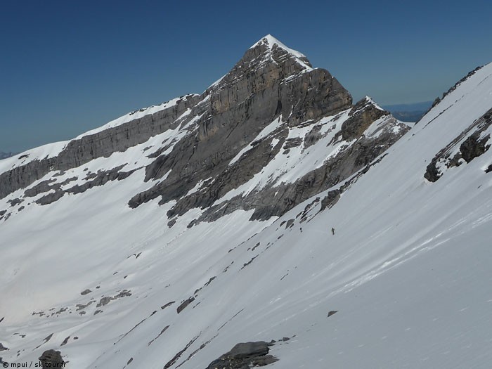 Traversée : Chaud la traversée pour rejoindre la bas du sommet sous la mitraille de petites pierres heureusement au niveau des pieds, sauf une belle assiette évitée de justesse par Isa, au fond, le Ruan