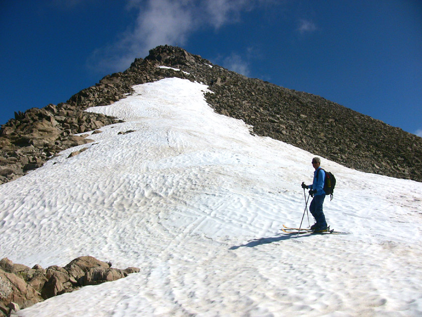 La pente sommitale encore bien enneigée, skiable jusqu'à 20m du sommet