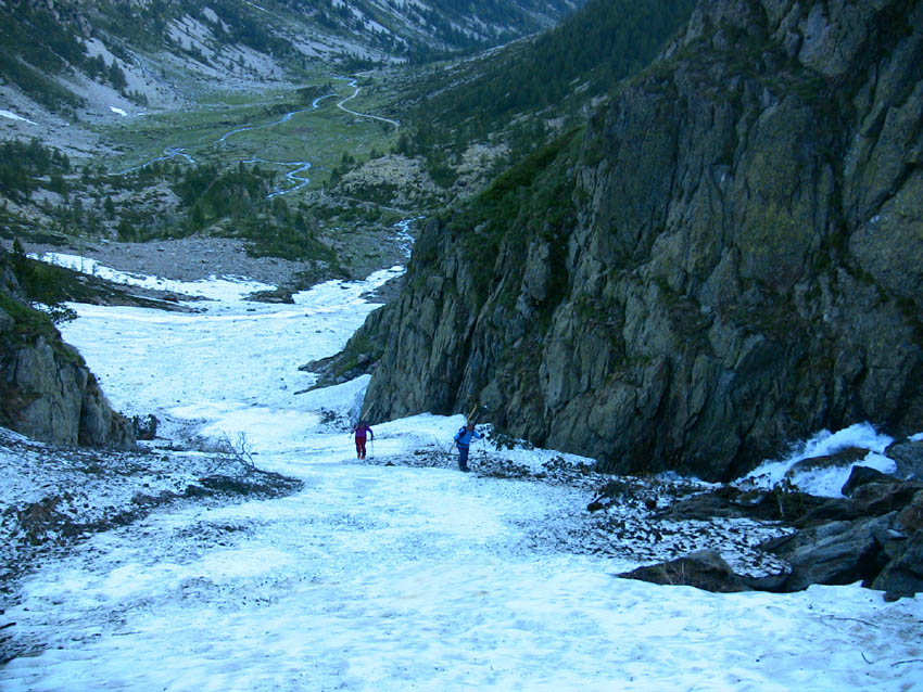 Le début du vallon de la Balme Ghilié. Neige à partir de 1820m, On peut chausser ou commencer à pied, ça passe sans crampons