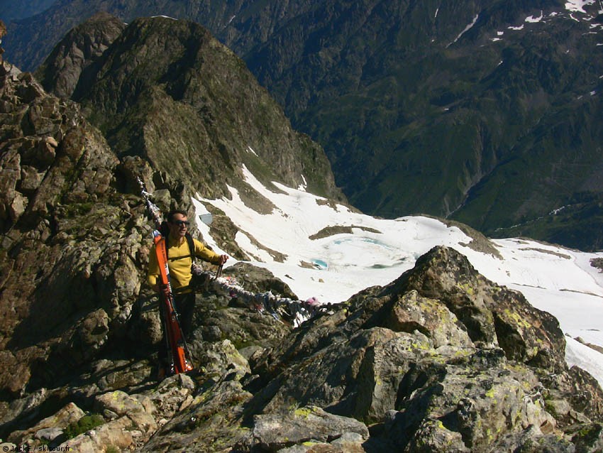 Sur la brèche, avec le Lago Bianco (2550m) au pied du glacier du même nom