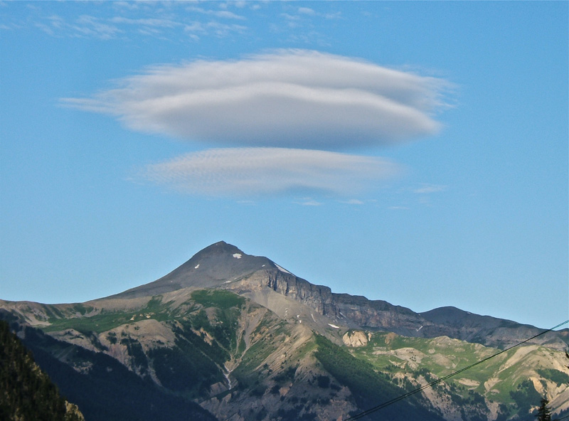 Passo Cairiliera : Le Mounier avec un nuage lenticulaire pris en montant à Isola le 11/07/09.