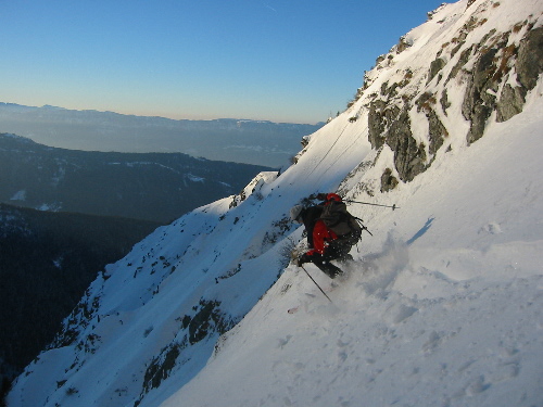 cedric : cédric en action dans la descente du Pertuis, le soleil va se coucher dans pas longtemps sur la charteuse...