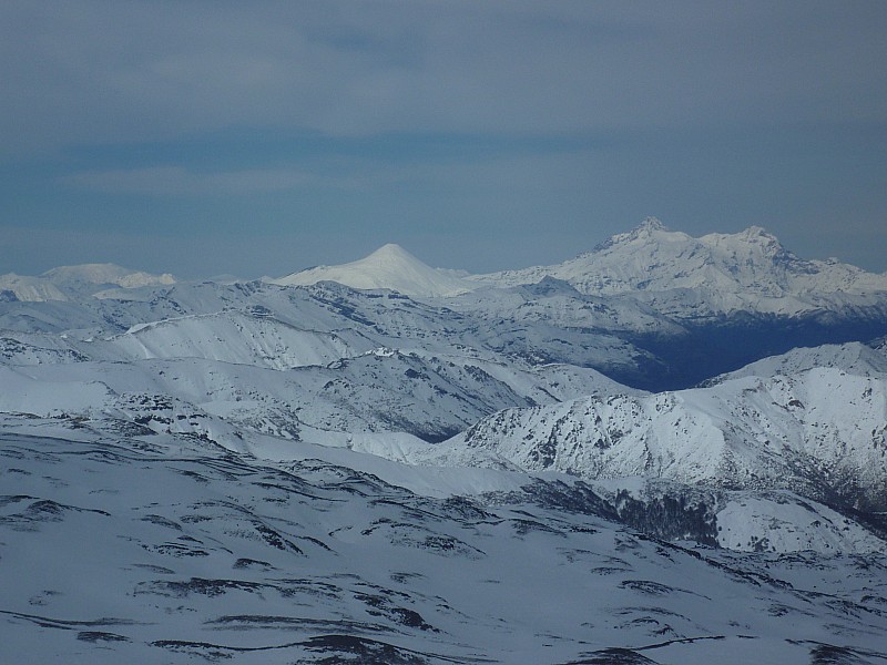 Volcan Antuco : Le superbe volcan Antuco (à gauche sur la photo) gravi le jeudi 27 août et la Sierra Veluda sur la droite.