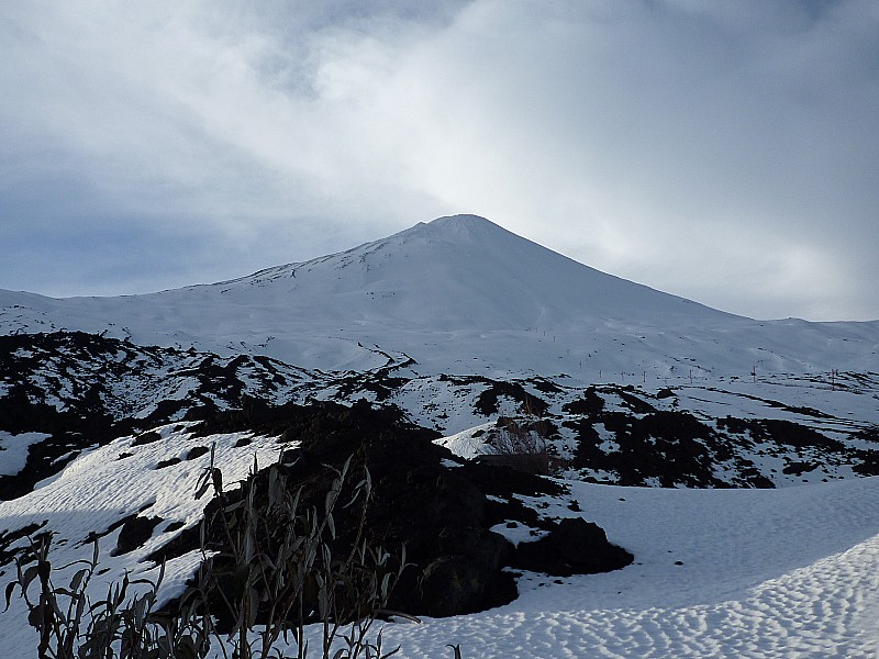 Volcan ANTUCO : Le volcan vu depuis le centre de ski (départ).