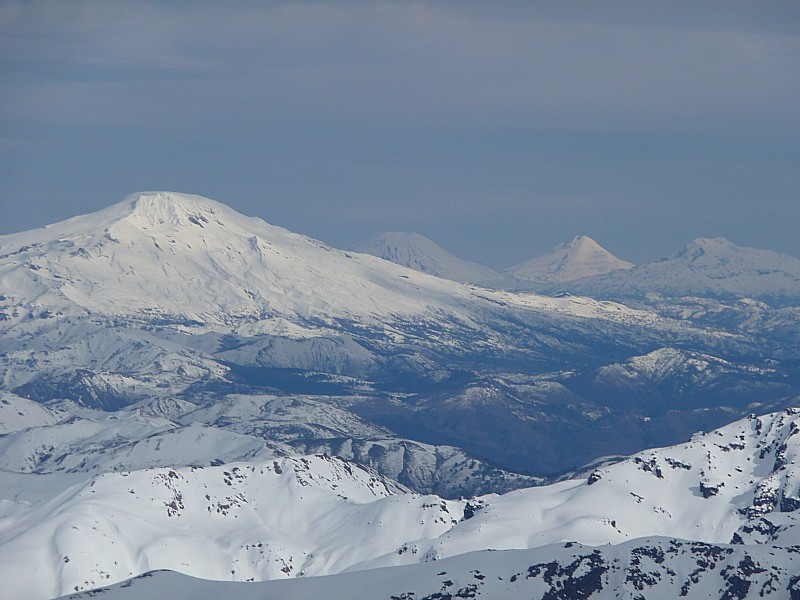 Panorama de volcans : Superbe panorama (au zoom) des volcans d'Araucanie avec depuis la gauche vers la droite : le volcan Callaqui, Lonquimay, Llaima et Tolhuaca 