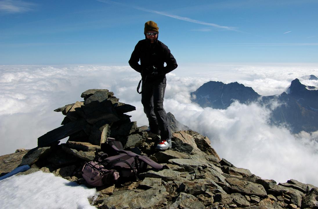 Cime Monfret : Foi-Foi se découpe sur le Piémont embrumé.