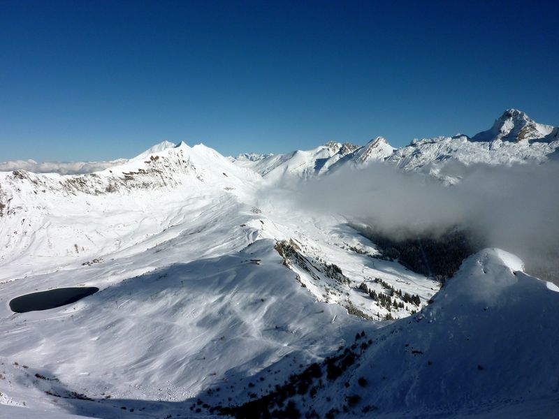 Belle journée ! : Au premier plan, l'envers du Lachat, à droite la Pointe Percée, à gauche le secteur du Maroly et son lac artificiel.