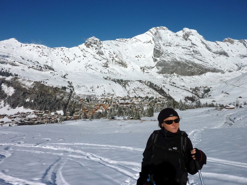 C'est bon d'être là ! : Anne avec en fond le Chinaillon et de gauche à droite, l'Aiguille Verte, le Buclon, Le Jallouvre et Pointe Blanche.