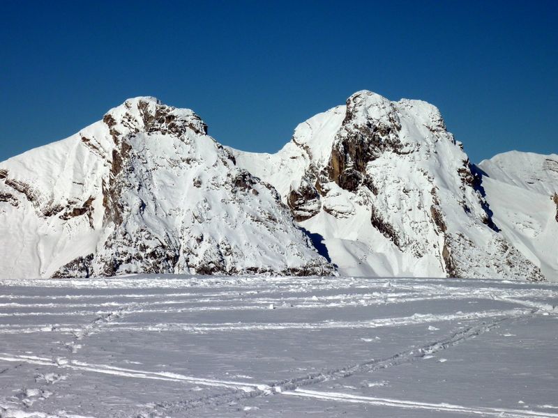 Presque jumelles ! : le Jallouvre, le col du Rasoir et la Pointe Blanche