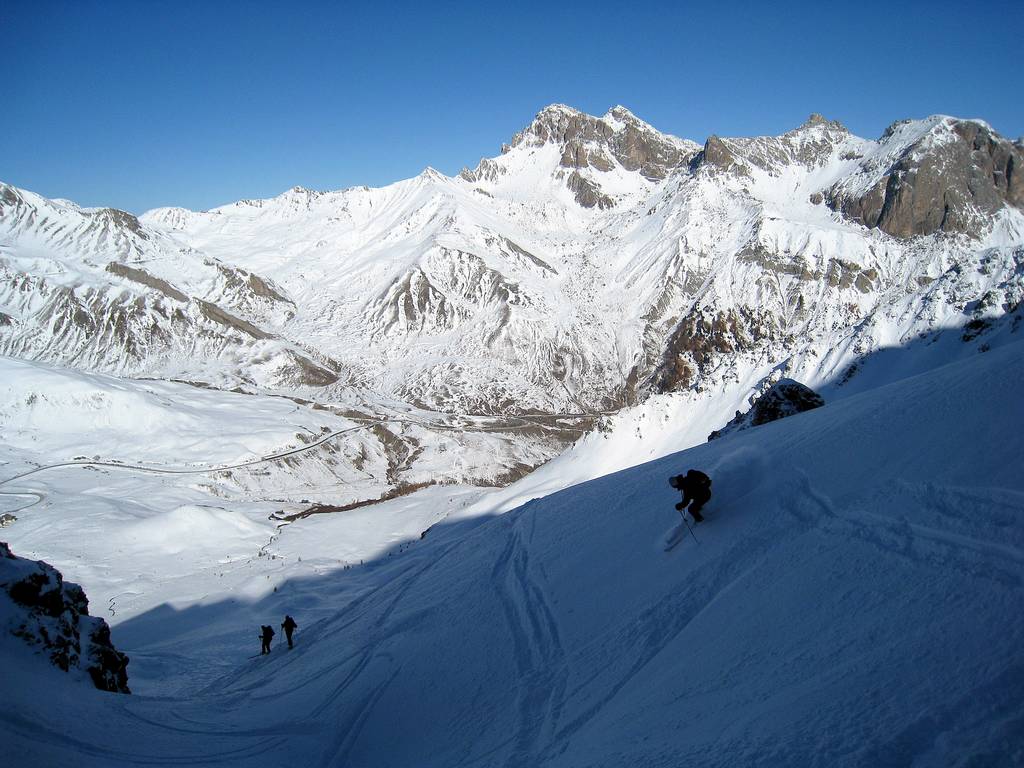 Al tente d'arracher la carre de ses skis sur des cailloux cachés sur les contre pentes...