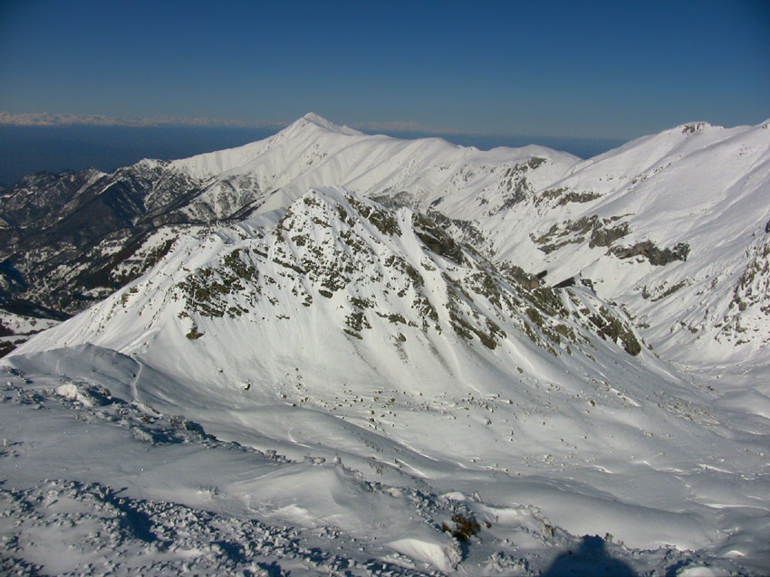 Journée limpide. On aperçoit le Mont Rose au centre droite, distant de 200 Km :