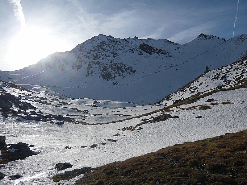 Cime du GRand Vallon : La pente remontée et skiée est à l'ombre. La neige est à peu près bien conservée