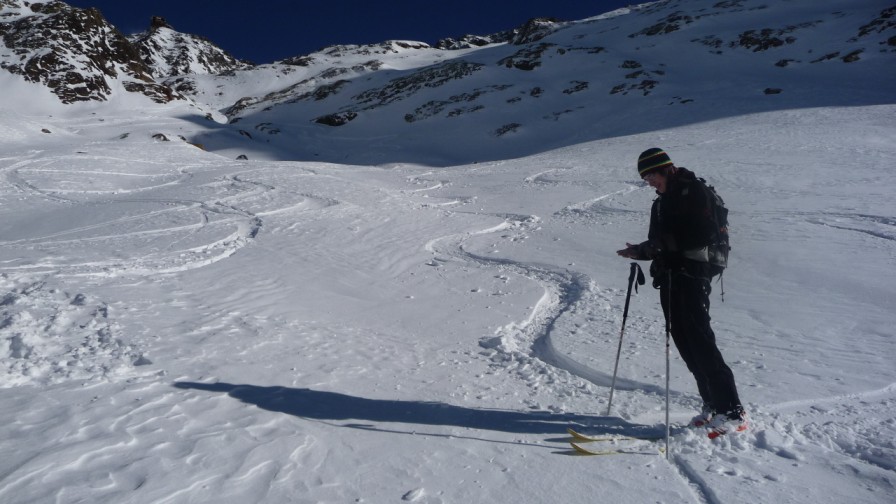 Traces en poudre : Une bien bonne neige dans ce coin, régulièrement refaite par le vent