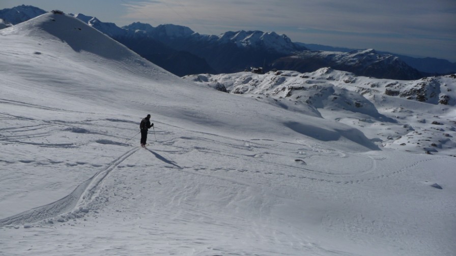 encore de la poudre : avant la piste qui sera en bonne condition (mais ça reste de la piste).
