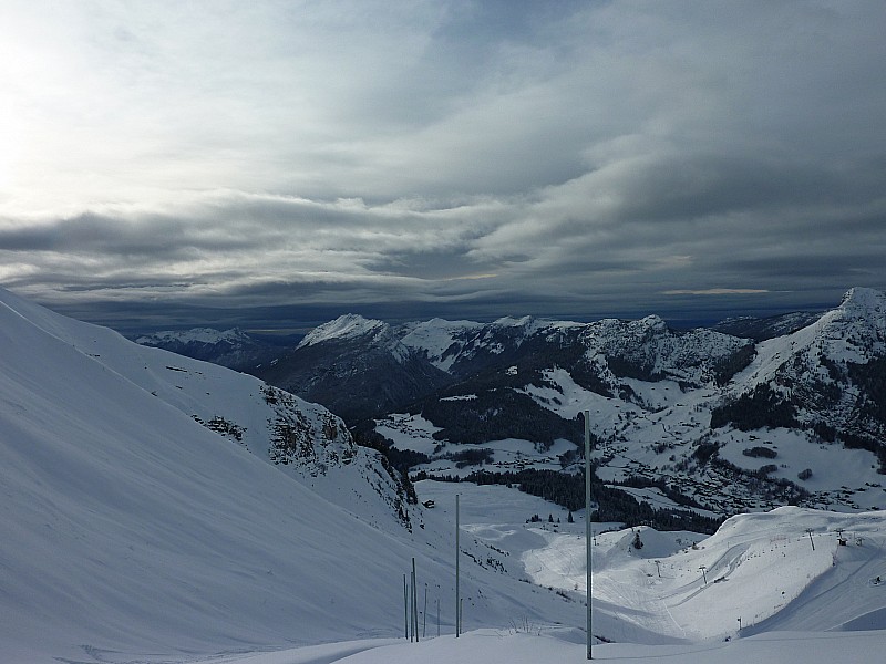 Mont Lachat 02 12 2009 : pas très loin du sommet, vu sur le village en bas et un ciel magnifique